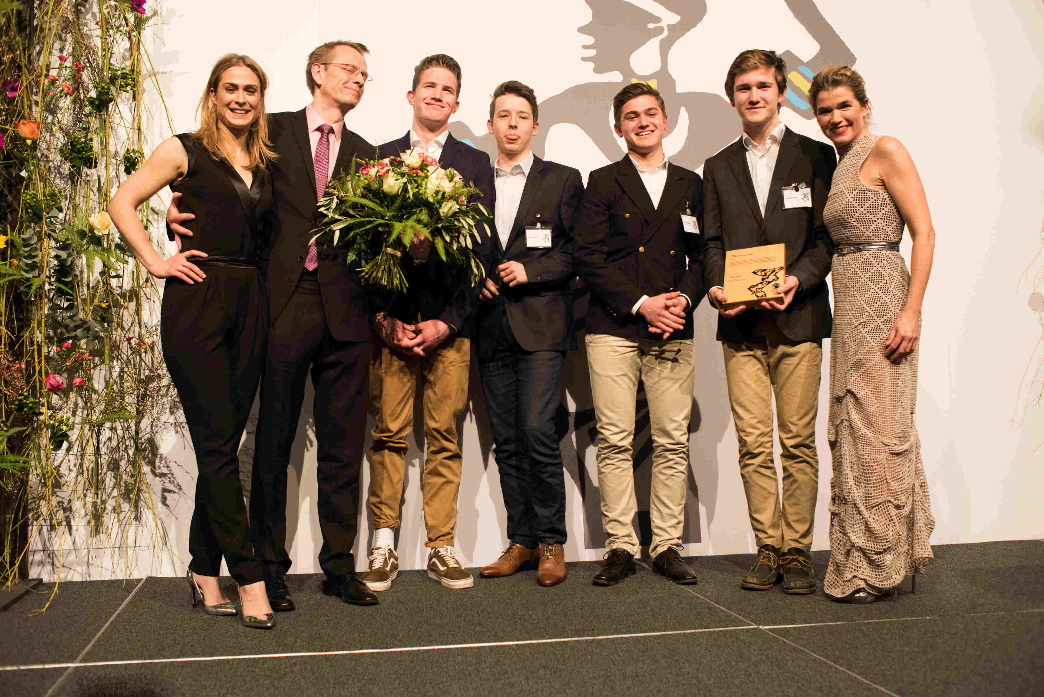 Nachdem der Preis übergeben wurde, fiel die Anspannung von den Vertretern der Fair-Trade-Company, Anke Engelke gratulierte Nachdem der Preis übergeben wurde, fiel die Anspannung von den Vertretern der Fair-Trade-Company, Anke Engelke gratulierte