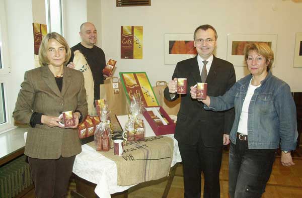Der Schirmherr des Kaarst Cafés Bürgermeister Moormann am Kaffee-Stand. Der Schirmherr des Kaarst Cafés Bürgermeister Moormann am Kaffee-Stand.