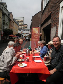 Bei Sonnenschein fing der Kaffeeklatsch an. Bei Sonnenschein fing der Kaffeeklatsch an.