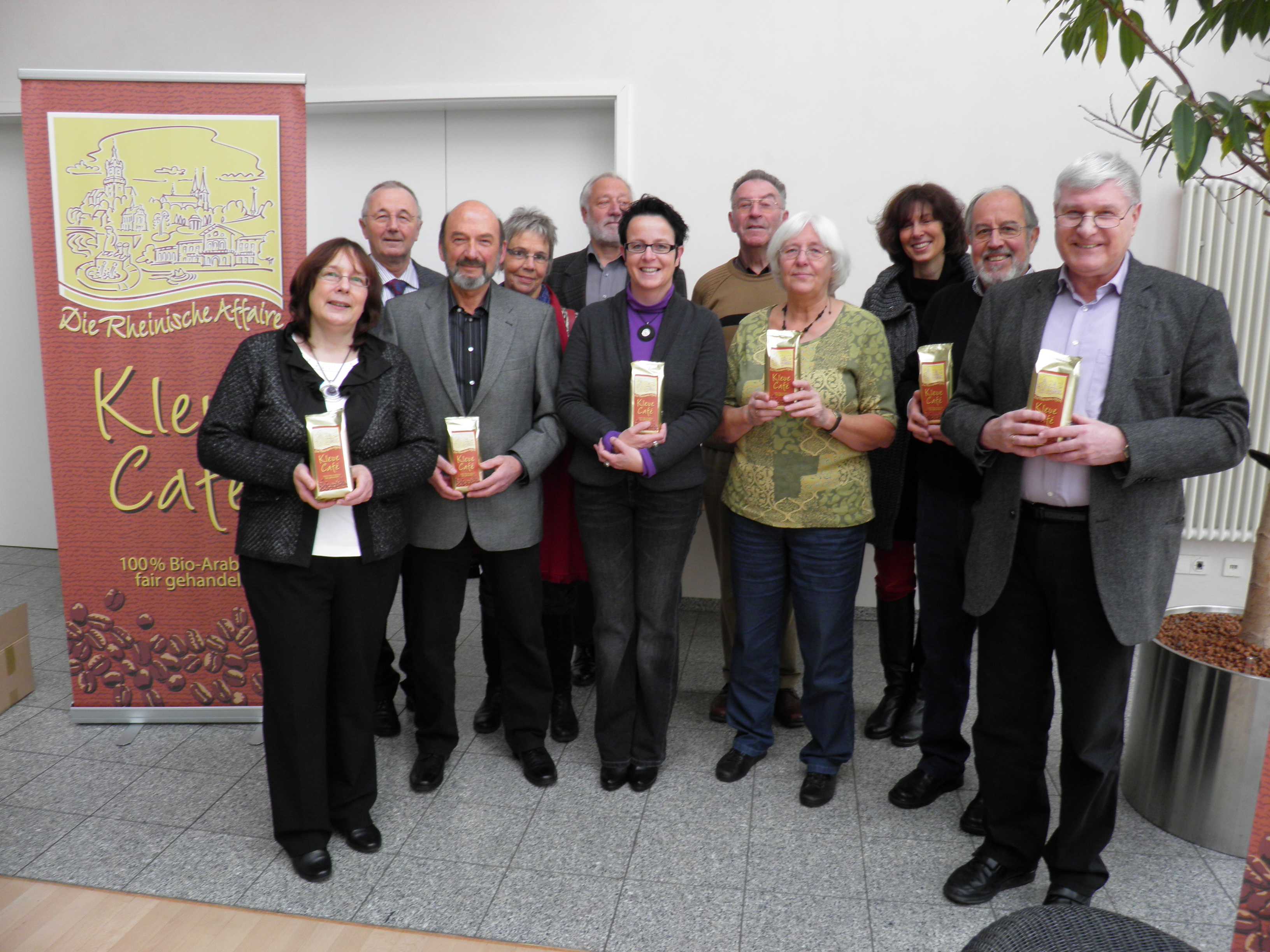 Mitarbeiterinnen und Mitarbeitern unseres EINE-Welt-Ladens sind stolz auf ihr neues hausgemachtes Produkt. Mitarbeiterinnen und Mitarbeitern unseres EINE-Welt-Ladens sind stolz auf ihr neues hausgemachtes Produkt.