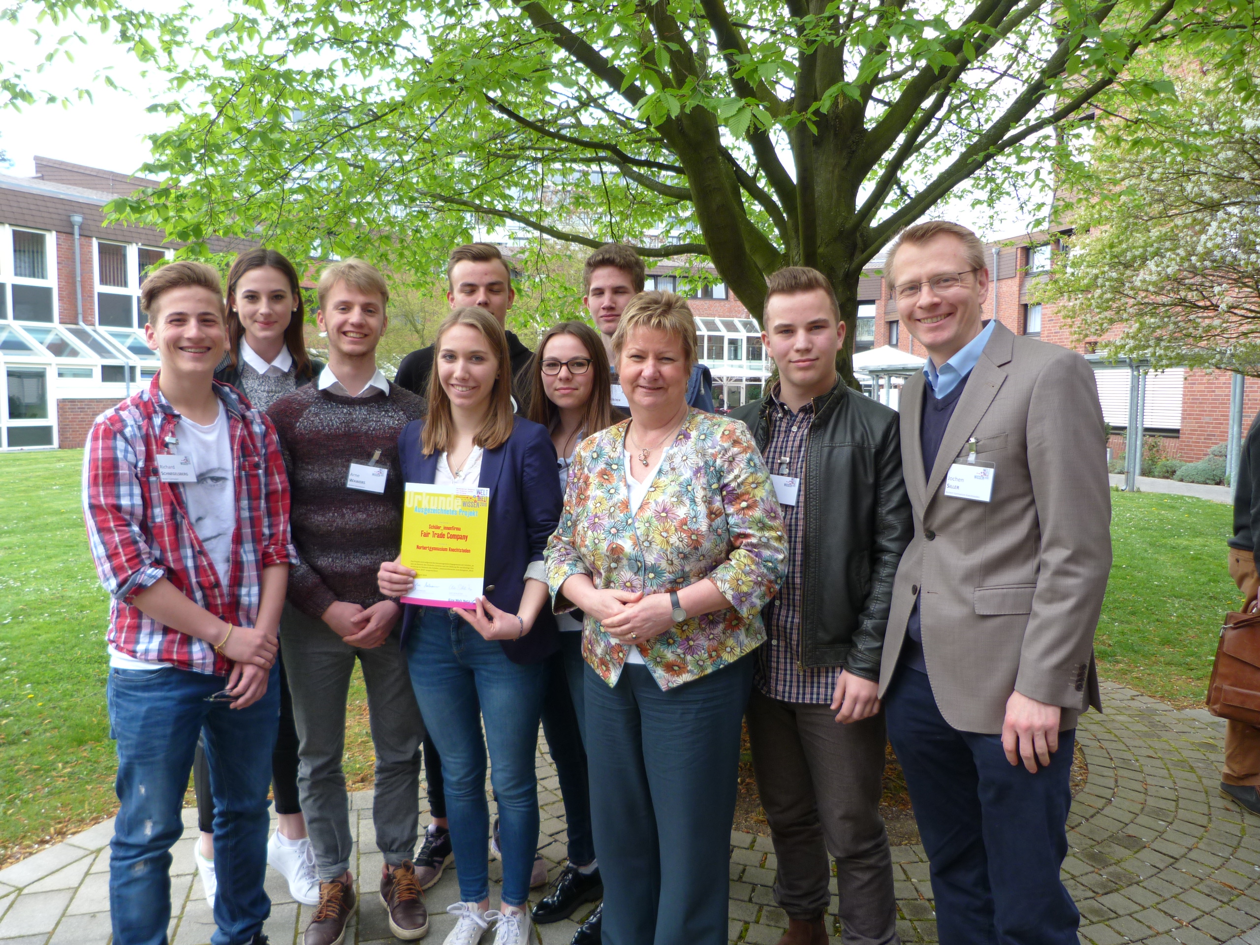 Mitglieder der NGK-Schülerfirma bei der Best-Practice-Auszeichnung durch NRW-Schulministerin Sylvia Löhrmann (April 2016).<br />
 Mitglieder der NGK-Schülerfirma bei der Best-Practice-Auszeichnung durch NRW-Schulministerin Sylvia Löhrmann (April 2016).<br />