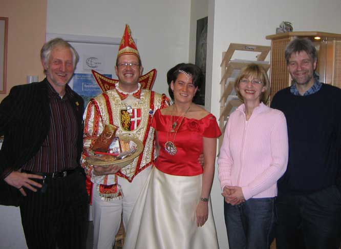 Seit einigen Jahren lädt die NEWI in der Karnevalswoche das Prinzenpaar ins Café Flair und schenkt ein Päckchen Neuss Café, um die gute Laune über die närrischen Tage auch morgens zu wecken. Foto v. links:  Manfred Holz (NEWI-Vorstand 2004), Andreas Radowski und Novesia Stefanie (Prinzenpaar der Stadt Neuss 2004), Gisela Welbers (Eine-Welt-Promotorin), Klaus Dusend (NEWI-Vorstand 2004). Seit einigen Jahren lädt die NEWI in der Karnevalswoche das Prinzenpaar ins Café Flair und schenkt ein Päckchen Neuss Café, um die gute Laune über die närrischen Tage auch morgens zu wecken. Foto v. links:  Manfred Holz (NEWI-Vorstand 2004), Andreas Radowski und Novesia Stefanie (Prinzenpaar der Stadt Neuss 2004), Gisela Welbers (Eine-Welt-Promotorin), Klaus Dusend (NEWI-Vorstand 2004).