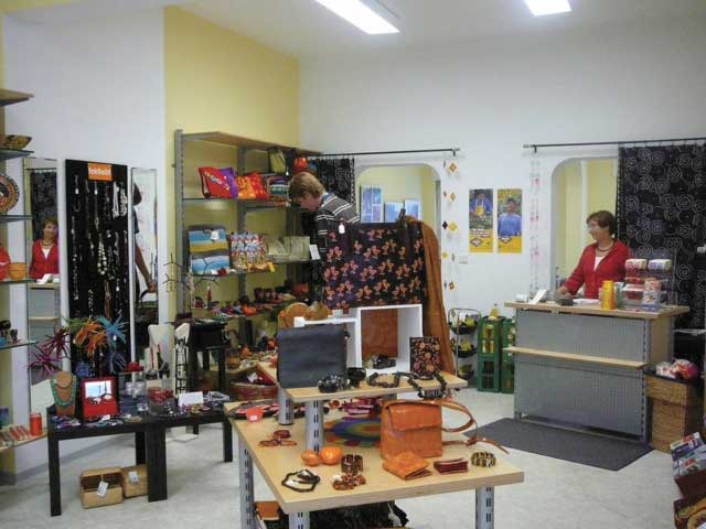 Der Weltladen ist an 5 Wochentagen für insgesamt 17 Stunden geöffnet. Der Weltladen ist an 5 Wochentagen für insgesamt 17 Stunden geöffnet.