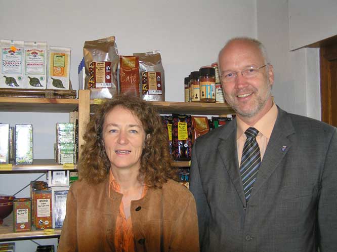 Besuch vom Bürgermeister Jürgen Funke (Windeck) im Weltladen Rosbach. Besuch vom Bürgermeister Jürgen Funke (Windeck) im Weltladen Rosbach.